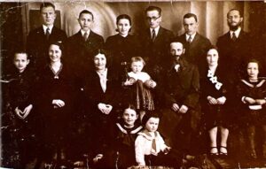 Charles enfant avec sa famille